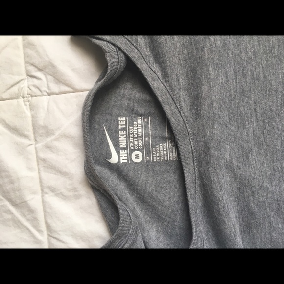 Lightly used Nike Tee size M. - Picture 3 of 6